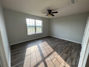 13613 Woodstone Way in San Antonio, TX - Foto de edificio - Building Photo