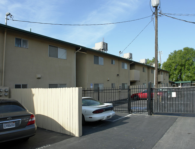 Millbrook Pines Apartment in Fresno, CA - Building Photo - Building Photo