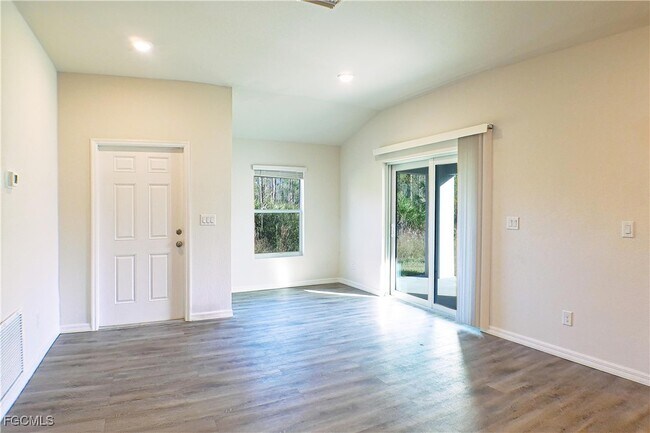 225 Rogers St in Lehigh Acres, FL - Foto de edificio - Building Photo