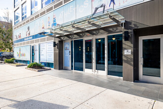 Rego Park Plaza in Rego Park, NY - Foto de edificio - Building Photo