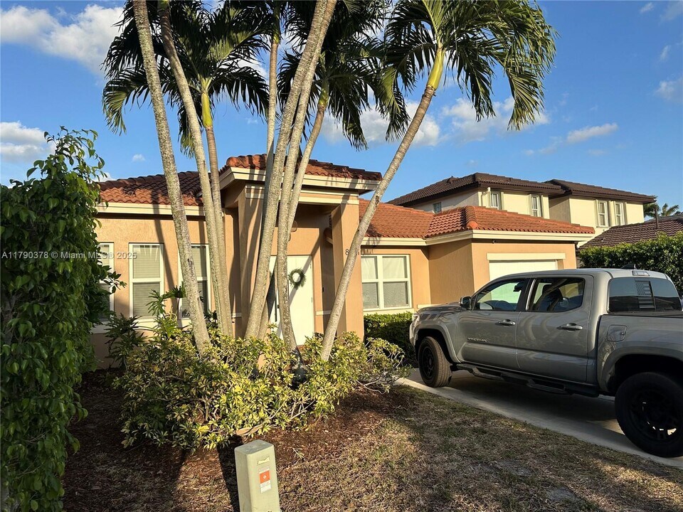 8201 SW 163rd Pl in Miami, FL - Building Photo