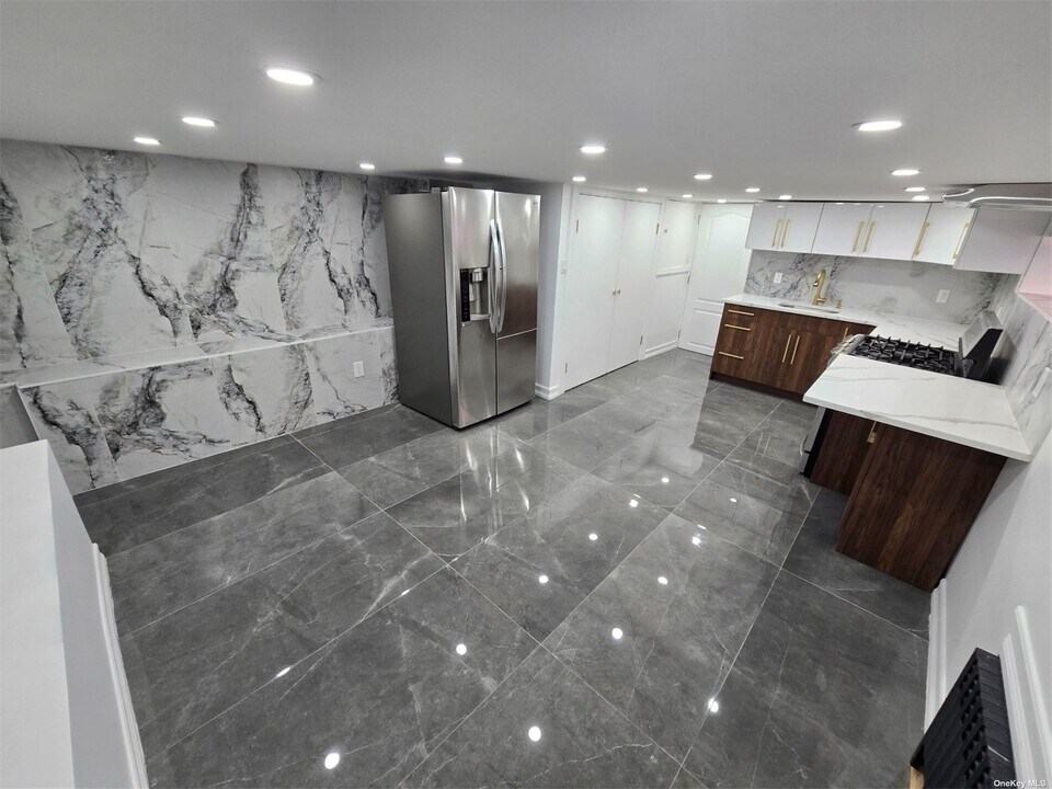 2565 E 11th St in Brooklyn, NY - Building Photo