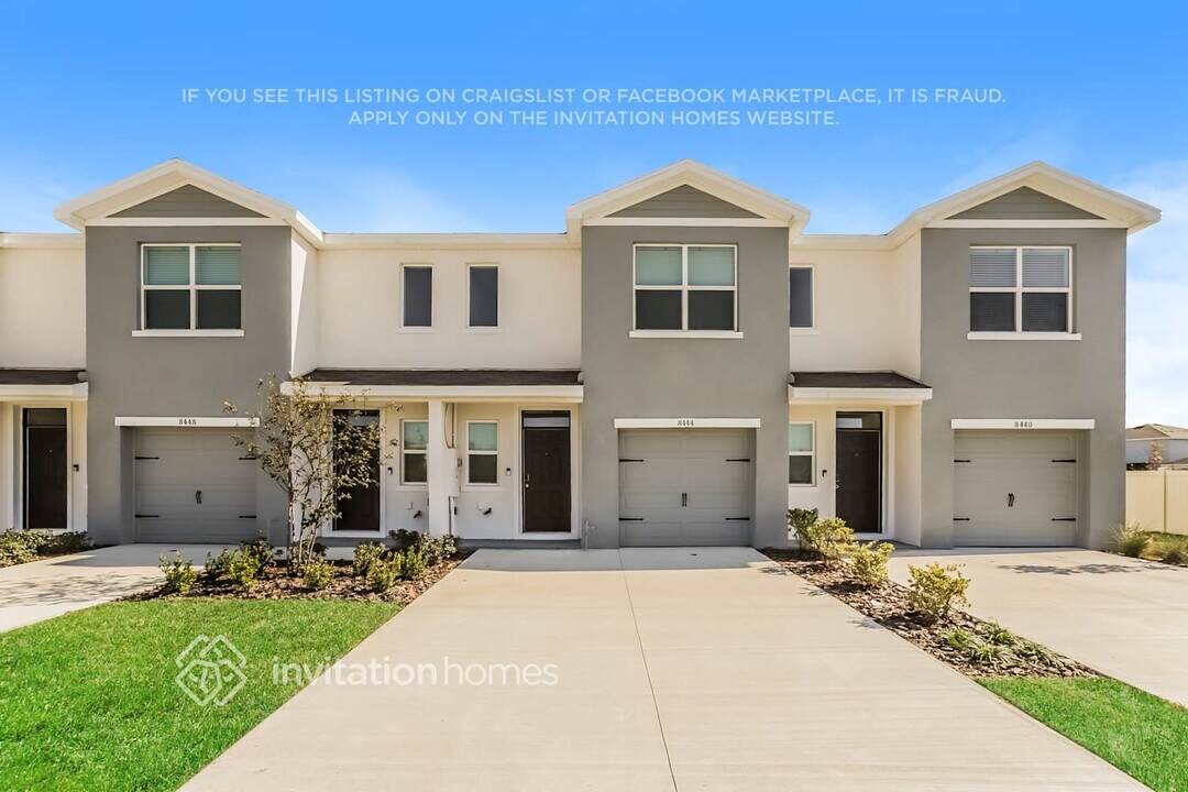 8444 Alpine Mdw Ln in Wesley Chapel, FL - Building Photo