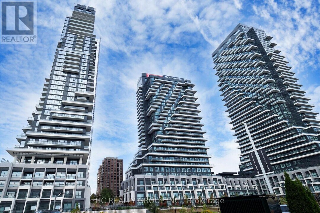 30-230 Inn On The Pk Dr in Toronto, ON - Building Photo
