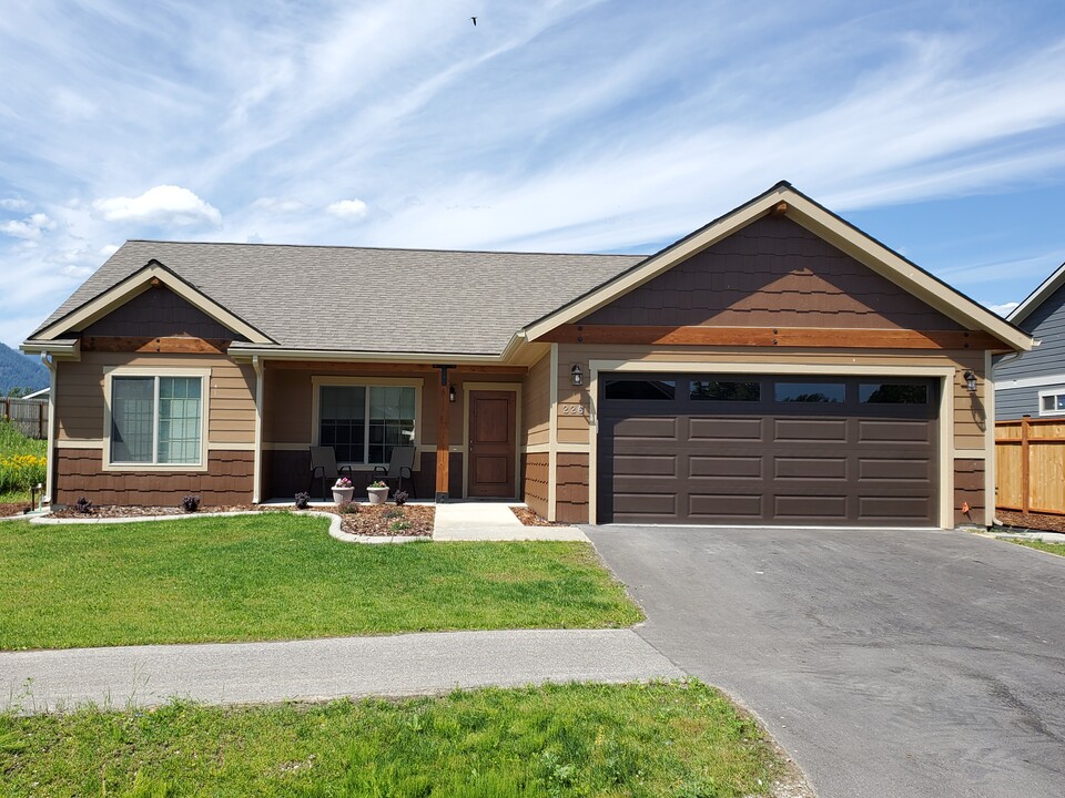 226 Seven Sisters Dr in Sandpoint, ID - Foto de edificio