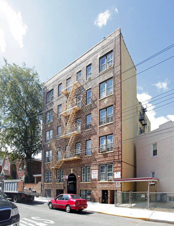 2935 Holland Ave in Bronx, NY - Building Photo