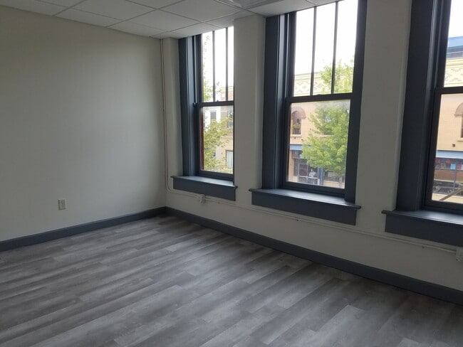 115 W North St, Unit Upper in Normal, IL - Building Photo - Building Photo