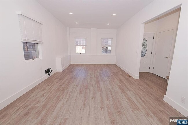 34 Hilliard Ave in Edgewater, NJ - Building Photo - Building Photo