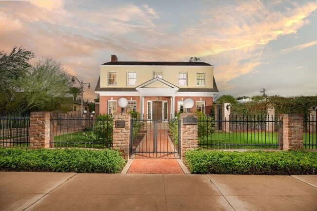 property at 525 W Lynwood St