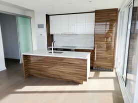 488 University Ave in Toronto, ON - Building Photo
