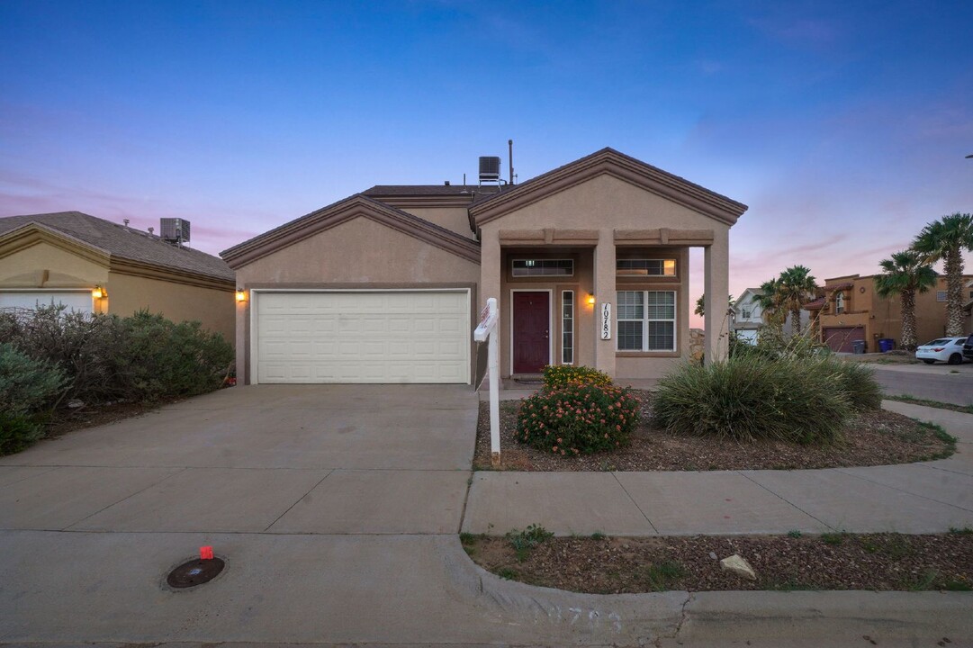 10782 Walden Pond St in El Paso, TX - Foto de edificio