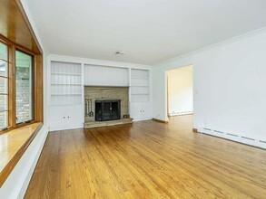 17 Beechwood Dr in Glen Head, NY - Building Photo - Building Photo