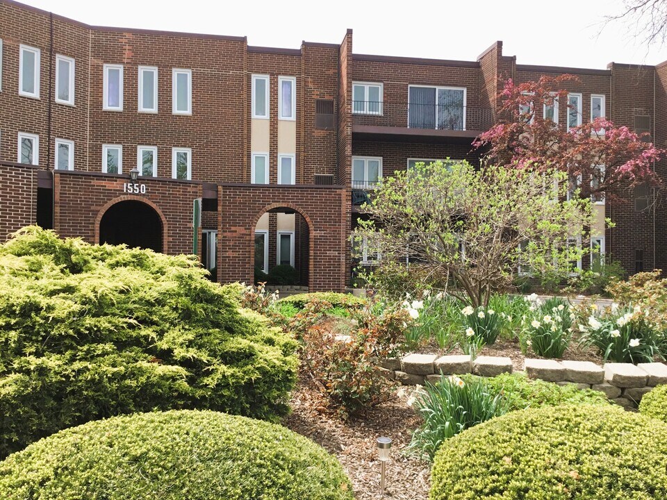 1550 Sandpebble Dr in Wheeling, IL - Building Photo