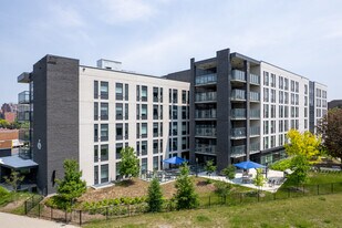 Les pionnieres - residence avec soins in St. Laurent, QC - Building Photo