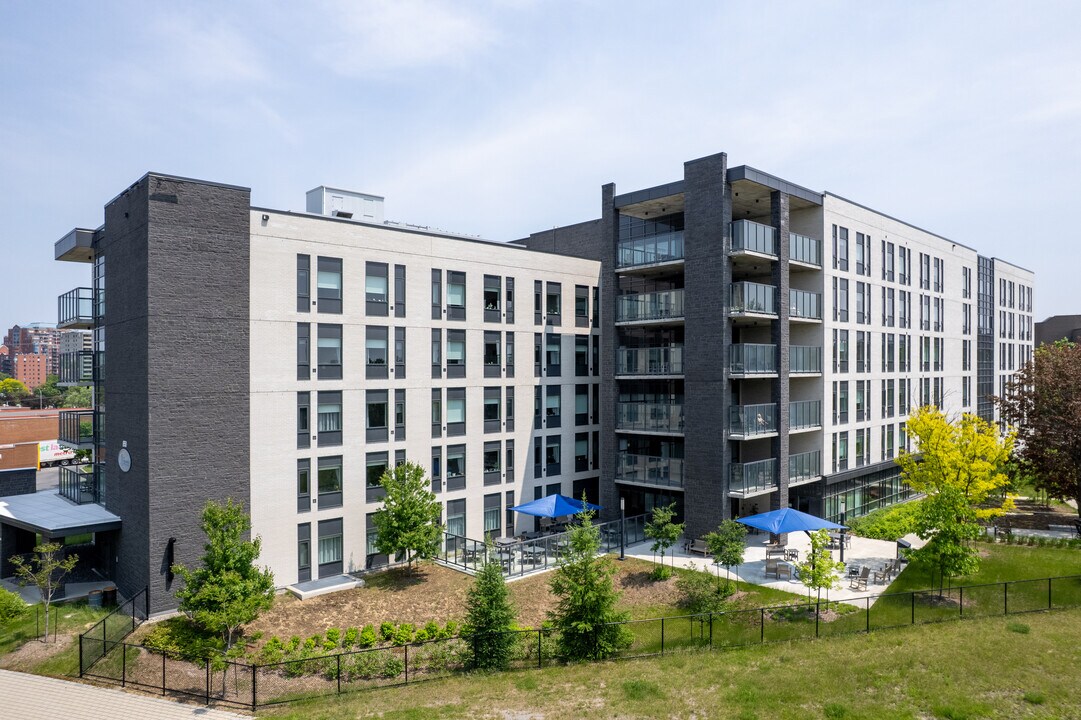 Les pionnieres - residence avec soins in St. Laurent, QC - Building Photo