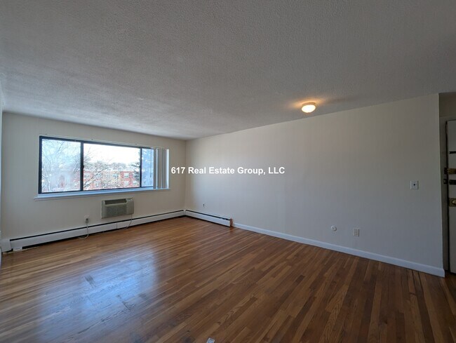 122 Dustin St in Boston, MA - Foto de edificio - Building Photo