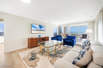 6849 Grenadier Blvd in Naples, FL - Foto de edificio - Building Photo