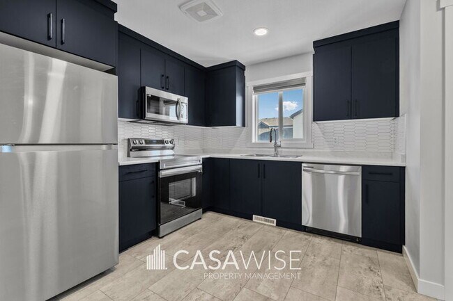 8045 Cedric Mah Rd in Edmonton, AB - Building Photo - Building Photo