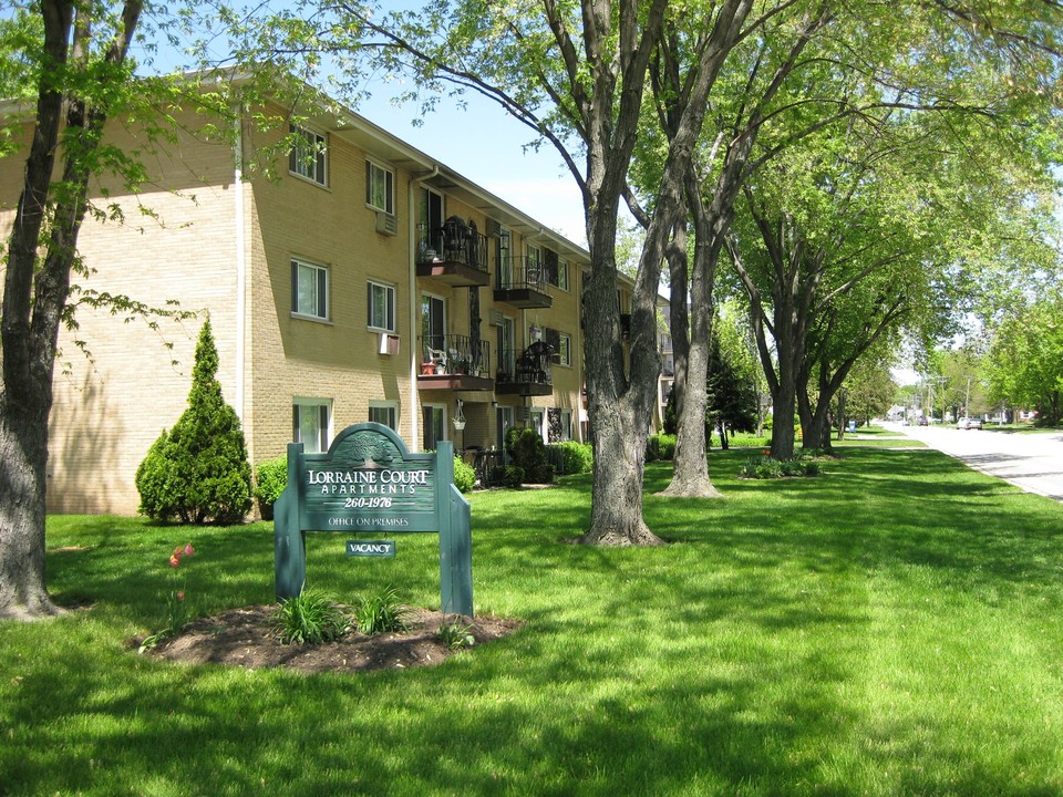 Lorraine Court Apartments in Wheaton, IL - Building Photo