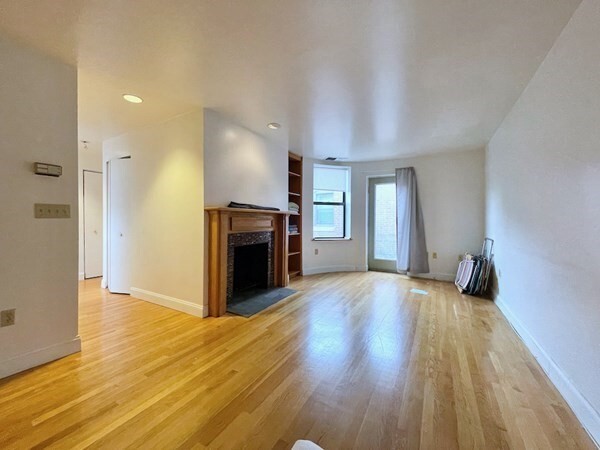 102 Gainsborough St, Unit 406 in Boston, MA - Building Photo - Building Photo