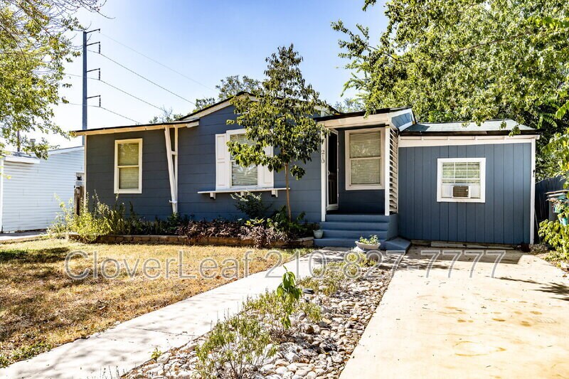210 Harwood Dr in San Antonio, TX - Building Photo