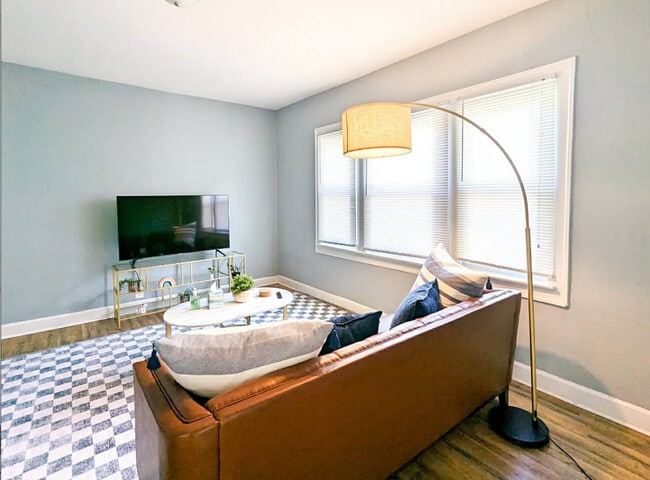 property at 911 E 49th St