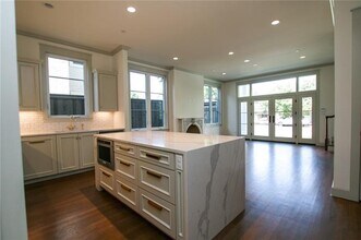 1019 N Bishop Ave in Dallas, TX - Building Photo - Building Photo