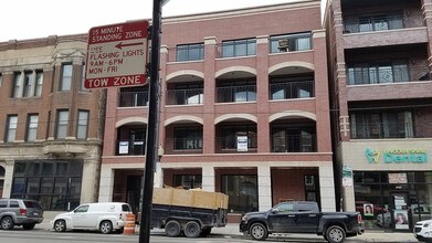Halsted Center in Chicago, IL - Foto de edificio - Building Photo