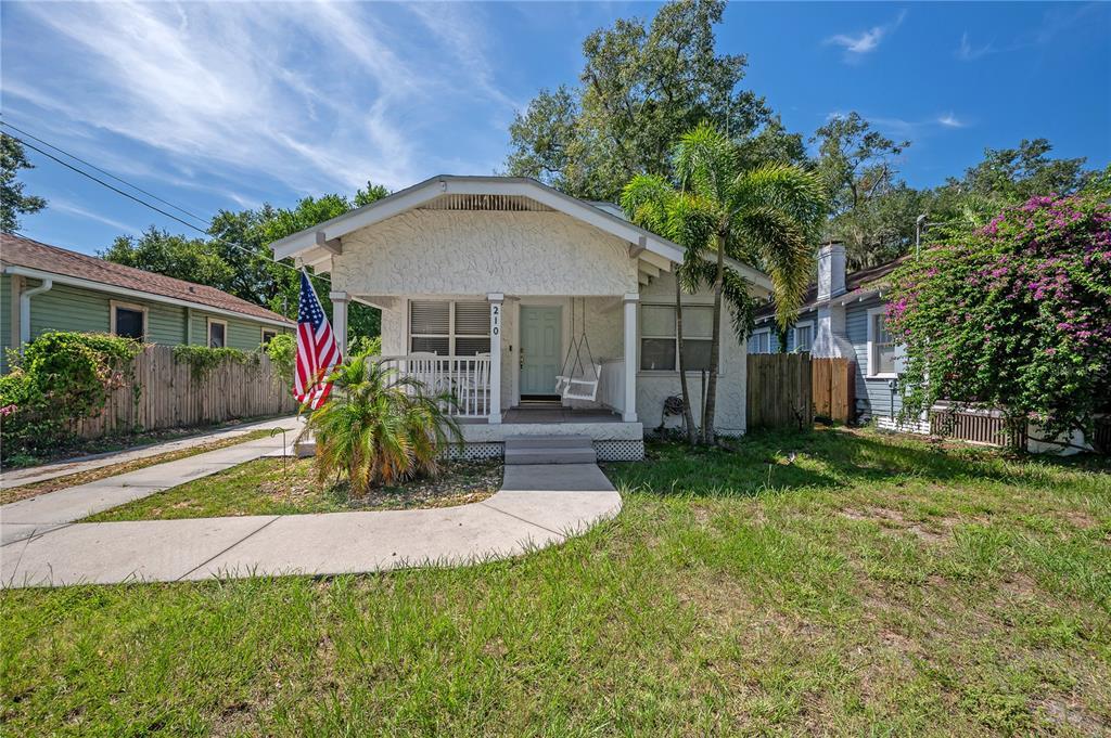 210 W Hanna Ave in Tampa, FL - Building Photo