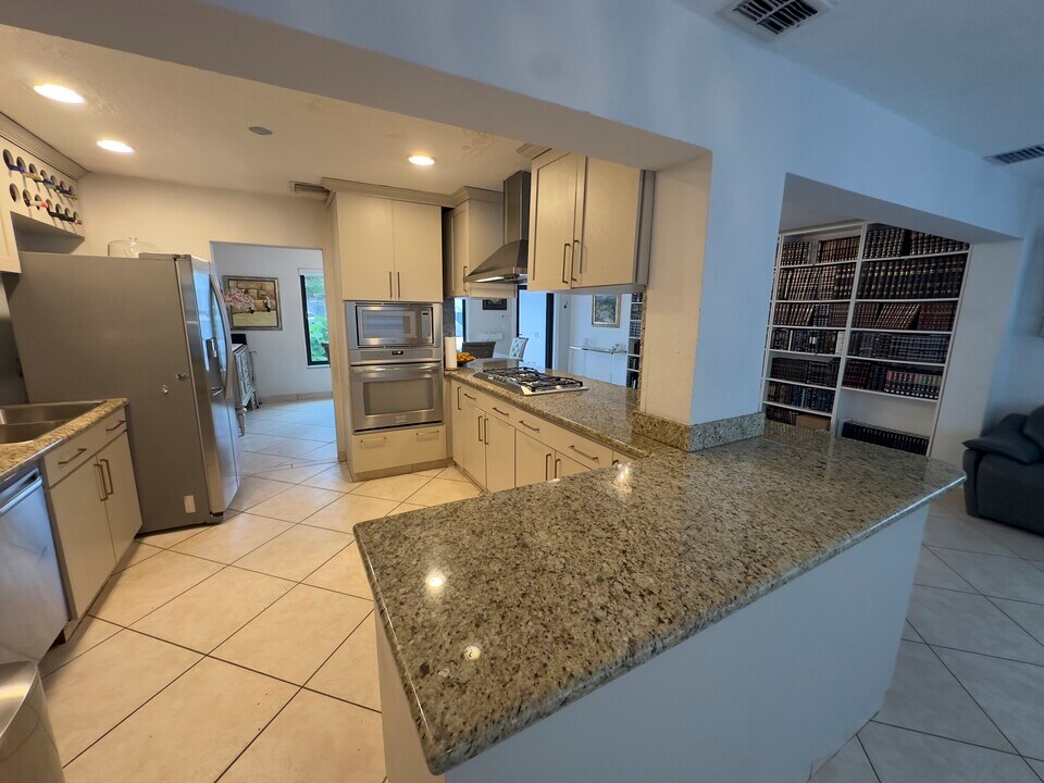 2525 NE 214th St in Miami, FL - Building Photo