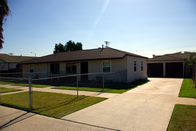 415-417 Zenith St in Chula Vista, CA - Foto de edificio - Building Photo