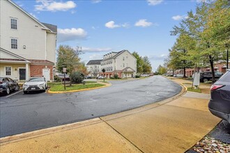 14477 Macon Grove Ln in Gainesville, VA - Foto de edificio - Building Photo