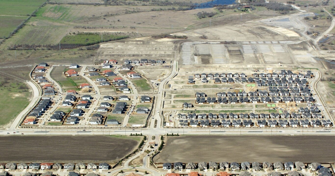 John R Landon Homes in Frisco, TX - Foto de edificio