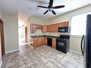 2020 N Hamlin Ave, Unit J02P in Chicago, IL - Foto de edificio - Building Photo