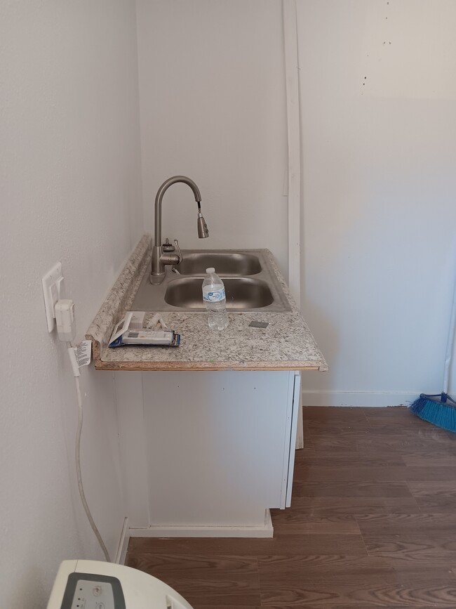 44279 Carolside Ave, Unit 1 in Lancaster, CA - Building Photo - Building Photo