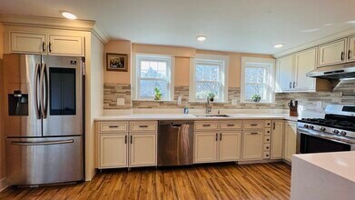 36 Evergreen Ave in Newton, MA - Building Photo - Building Photo