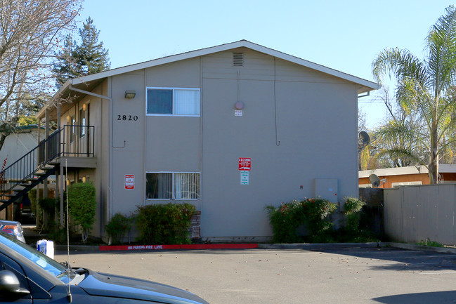 Papago Court in Santa Rosa, CA - Foto de edificio - Building Photo