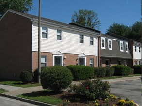 Hodges Ferry East Townhomes in Portsmouth, VA - Building Photo - Building Photo