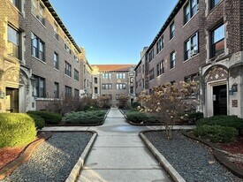1326 Oak Ave, Unit B4 in Evanston, IL - Building Photo