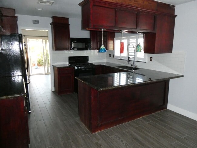 19619 Delight St in Santa Clarita, CA - Building Photo - Building Photo