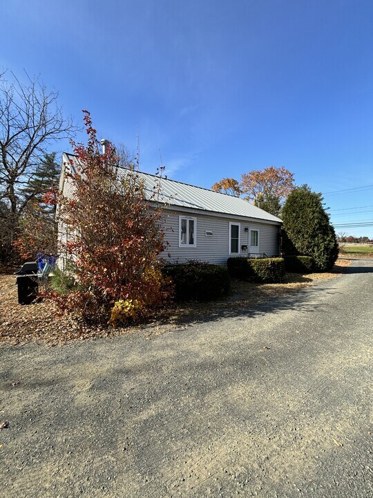 827 Main St in Amherst, MA - Building Photo