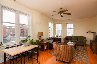 2350 W Charleston St in Chicago, IL - Building Photo - Interior Photo