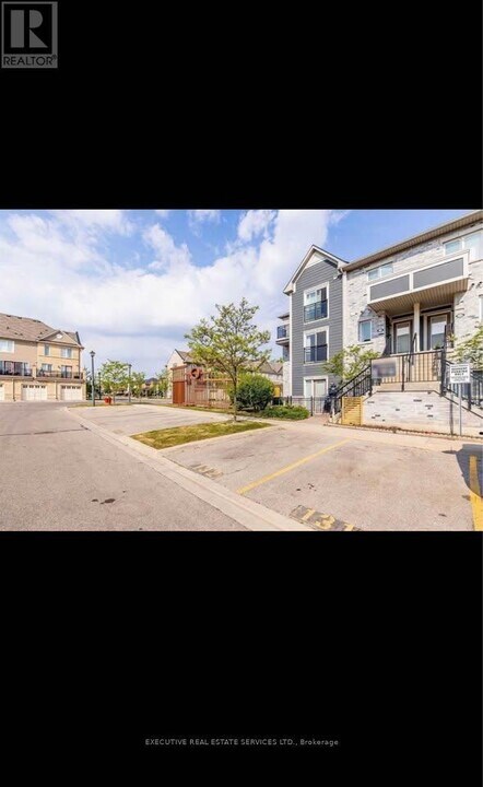 60-160 Fairwood Cir in Brampton, ON - Building Photo