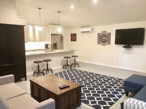 1929 NW 7th Ln in Gainesville, FL - Foto de edificio - Building Photo