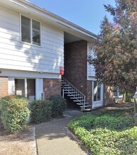 Glendoveer Village in Portland, OR - Foto de edificio - Building Photo