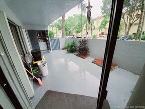 8888 SW 131st Ct-Unit -103 in Miami, FL - Foto de edificio - Building Photo