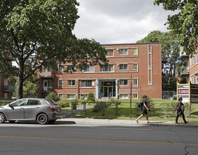 6525 W Sherbrooke Rue O in Montréal, QC - Building Photo - Building Photo