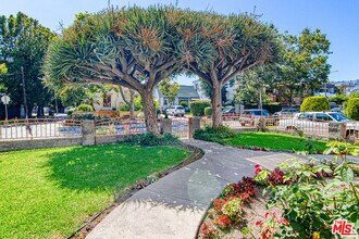 500 N Harper Ave in Los Angeles, CA - Building Photo - Building Photo