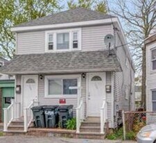 105 Oak Island St, Unit 2 in Revere, MA - Building Photo