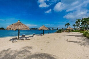 6001 Bahia Del Mar Cir N in St. Petersburg, FL - Building Photo